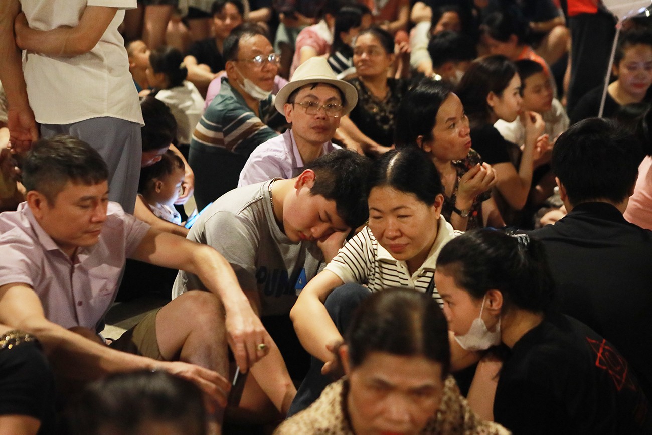 Nhiều người ngồi ngủ gật trong lúc chờ đợi.