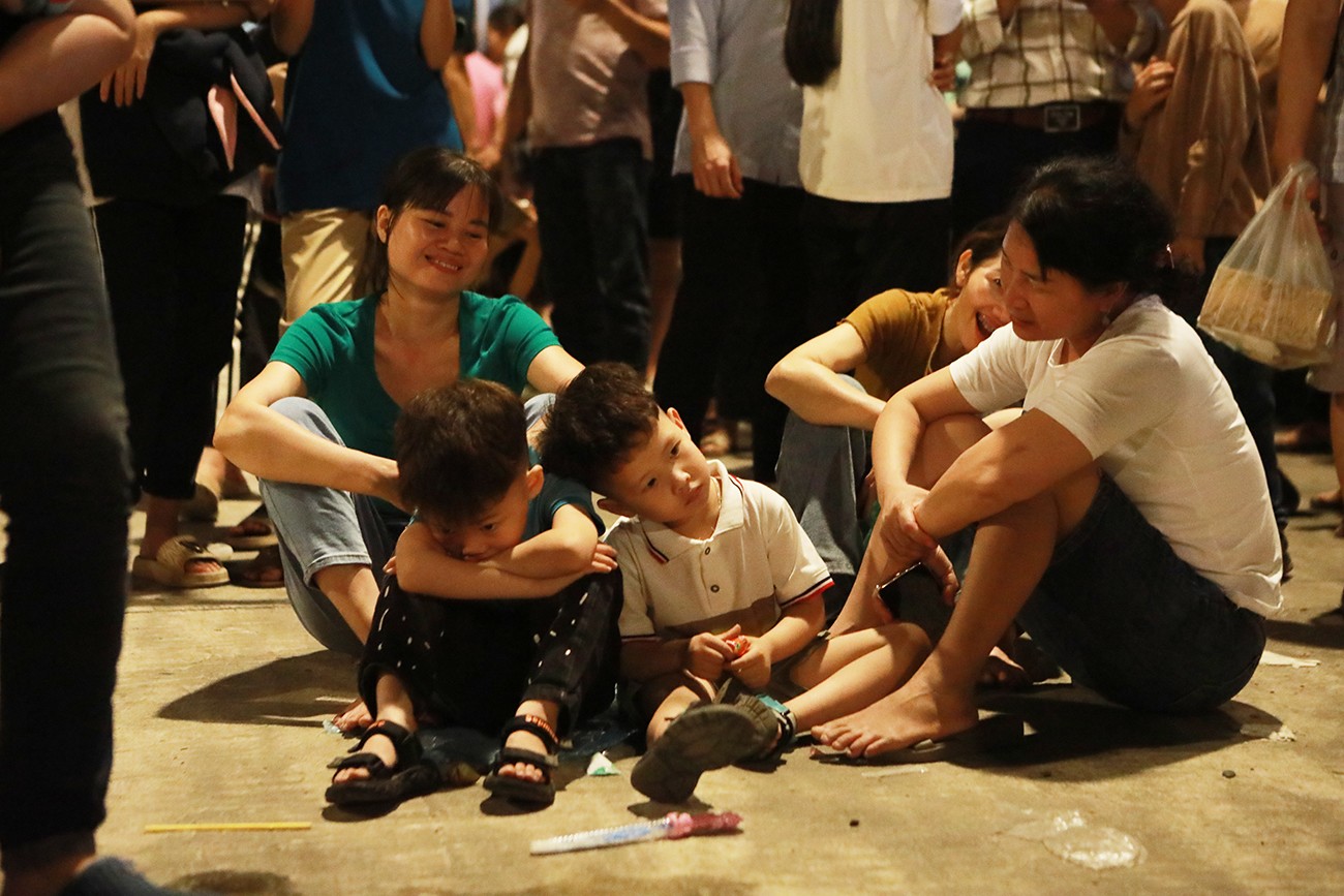 Hàng nghìn người mệt mỏi, chờ xem trình diễn ánh sáng ở ngoại thành Hà Nội - 6