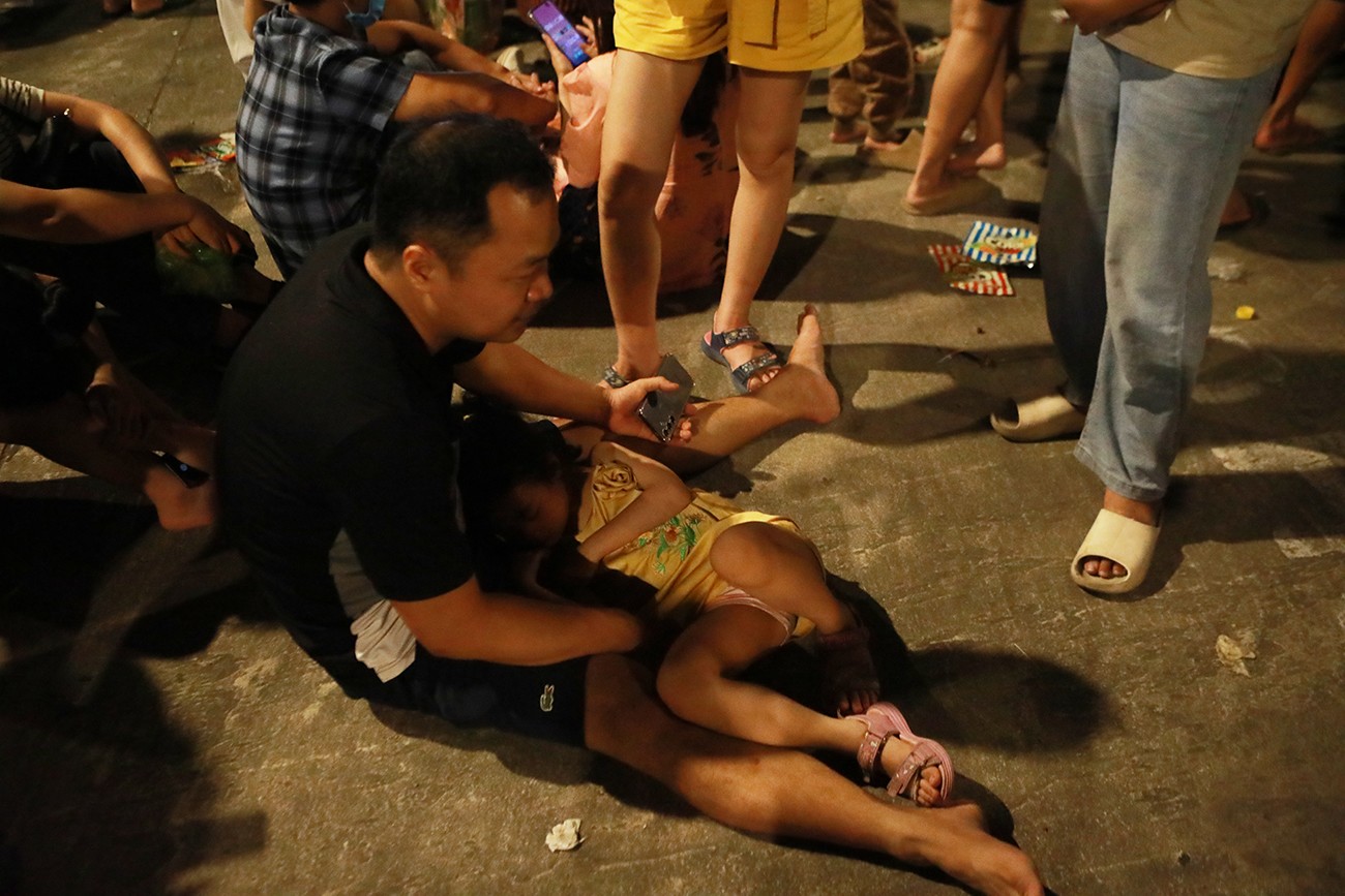  Một số em nhỏ theo chân bố mẹ xem lễ hội tỏ ra mệt mỏi, ngủ gật trên nền khuôn viên nơi tổ chức khai hội.