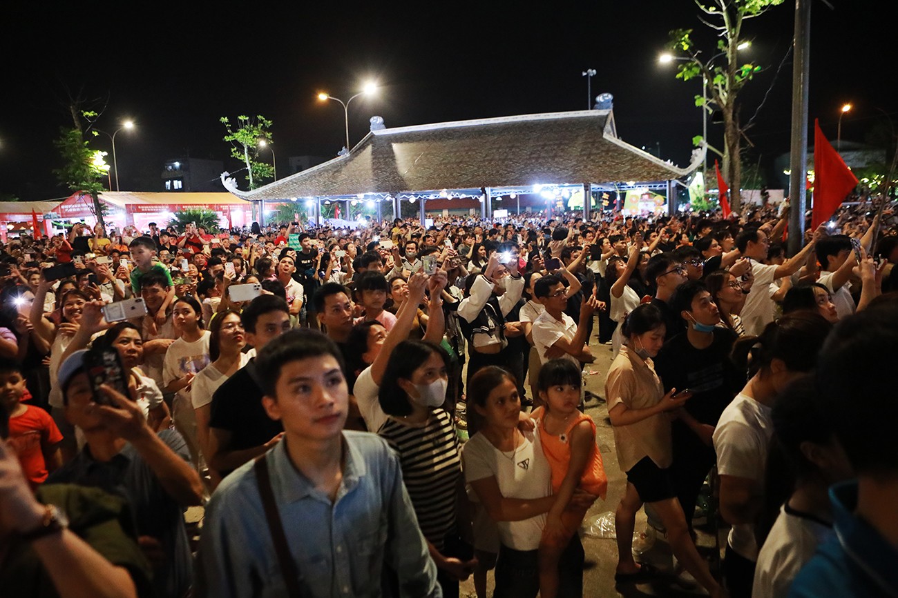 Phải chờ đợi hơn 1h đồng hồ khiến nhiều khán giả chán nản, một số người phải ra về. Gần 11h đêm màn trình diễn mới chính thức diễn ra, hàng nghìn người bật dậy, tay cầm điện thoại chờ những máy bay không người lái bay lên bầu trời Quốc Oai.