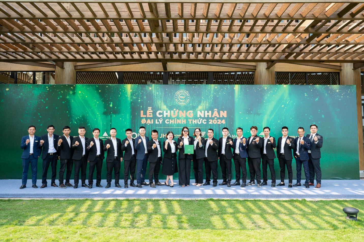 Khách hàng chỉ nên liên hệ với các sale chính thức của các đại lý chính thức để nhận thông tin về dự án, sản phẩm. Trong ảnh là một số sale chính thức của một đại lý chính thức phân phối Eco Central Park