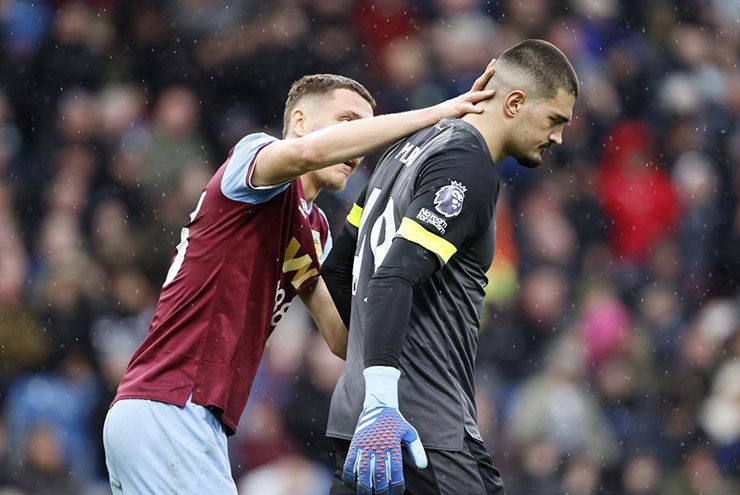 Thủ môn Muric mắc một sai lầm nghiêm trọng