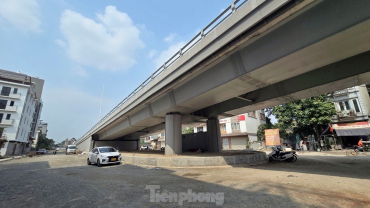 Hiện trên công trường Dự án xây dựng tuyến đường nối từ đường Nguyễn Văn Cừ đến hết khu tái định cư phường Ngọc Thụy đang được công nhân cùng nhiều máy móc thi công hoàn thiện.