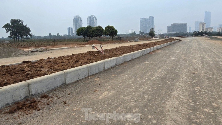 Hiện tại, đoạn từ Đại lộ Thăng Long đến phố Đại Linh của dự án đã được lắp đặt hệ thống chiếu sáng, các hạng mục vỉa hè, cây xanh, cột cấp nước phòng cháy chữa cháy đang được hoàn thiện.