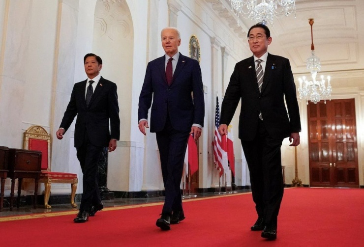 Tổng thống Mỹ Joe Biden (giữa), Thủ tướng Nhật Fumio Kishida (phải) và Tổng thống Philippines Ferdinand Marcos Jr tại thượng đỉnh ba bên Mỹ-Nhật-Philippines ở Nhà Trắng, thủ đô Washington D.C, (Mỹ) ngày 11-4. Ảnh: REUTERS