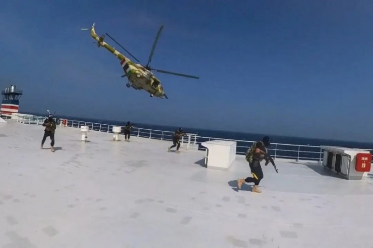 Ảnh chụp lại đoạn phim Houthi công bố về vụ bắt giữ tàu Galaxy Leader trên Biển Đỏ hồi tháng 11/2023.