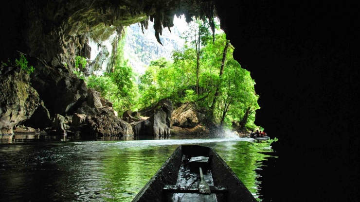 Miệng hang Konglor ở Lào. Ảnh: Adventure.com.