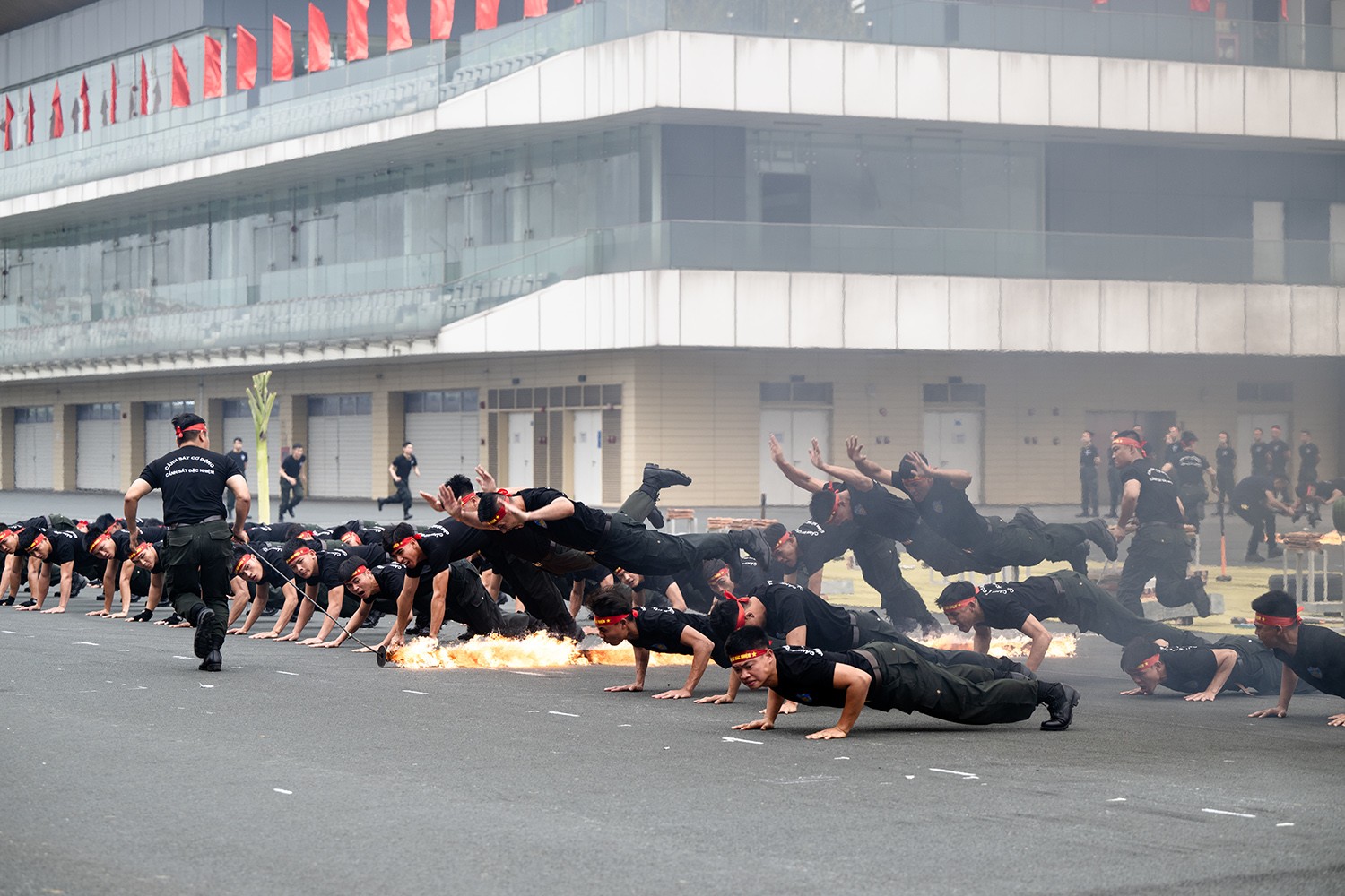 Trong ảnh là bài tập kéo thanh lửa. Đây là bài tập rèn luyện cho cán bộ chiến sĩ sự tự tin, nhanh nhẹn, sẵn sàng vượt qua mọi khó khăn thử thách, nhiệm vụ được giao.