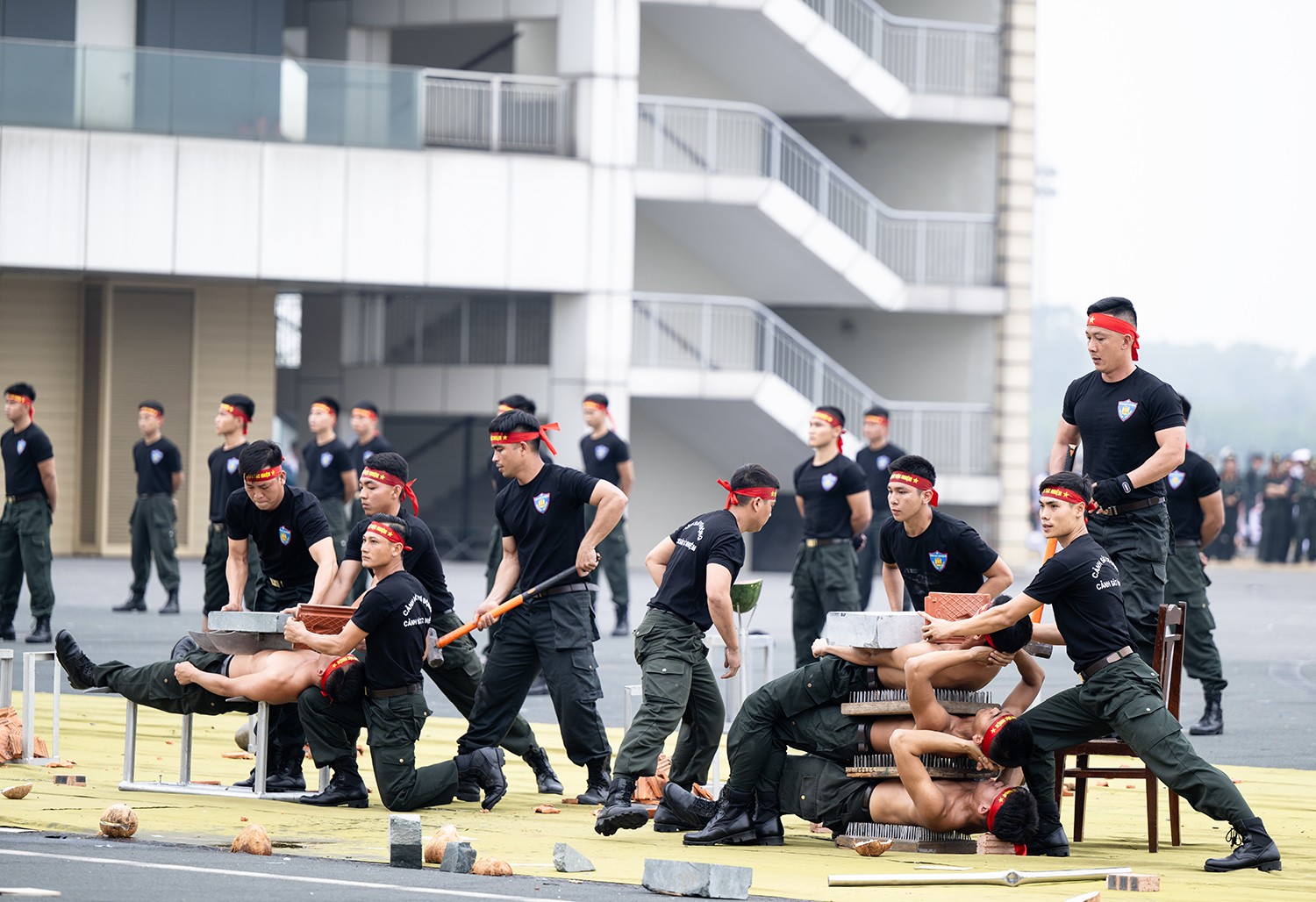Các màn biểu diễn khí công của các chiến sĩ công an thể hiện khả năng phi thường; vượt qua mọi giới hạn vật lý và tinh thần của người bình thường...