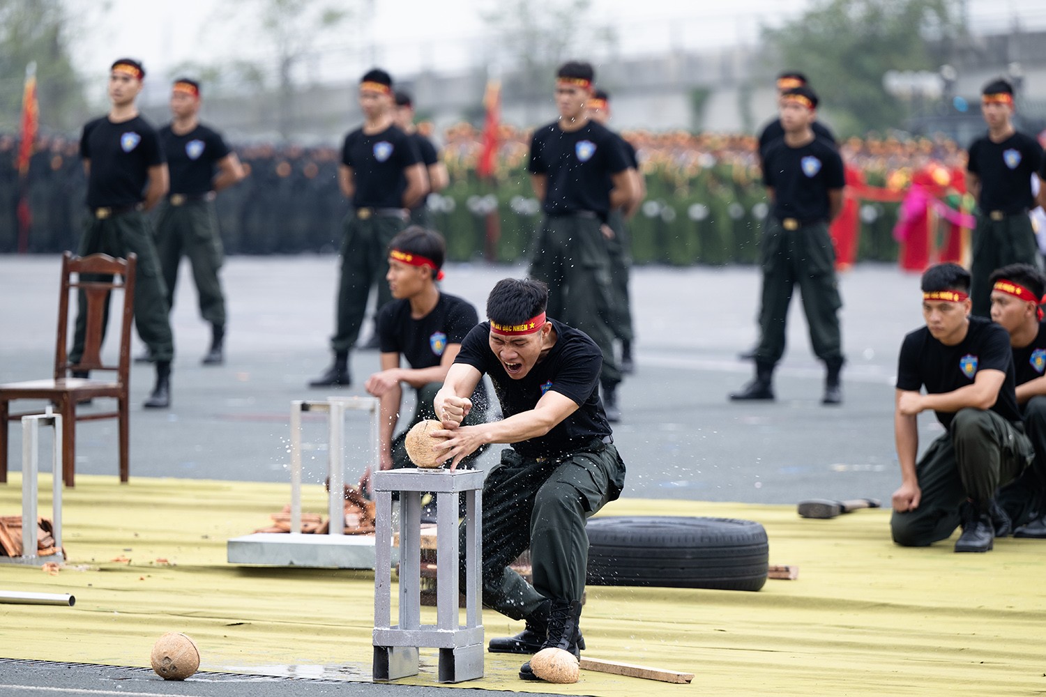 Dùng tay đấm vỡ quả dừa
