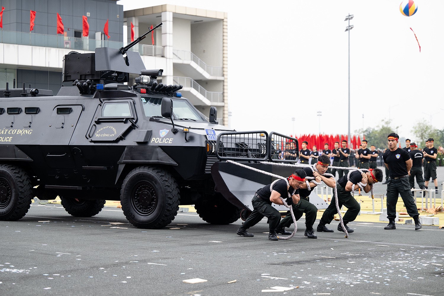 Dùng tay không kéo xe đặc chủng nặng hơn 15 tấn