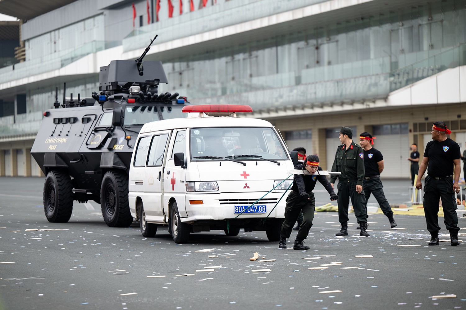 Nữ cảnh sát đặc nhiệm trổ tài đao kề cổ kéo ô tô