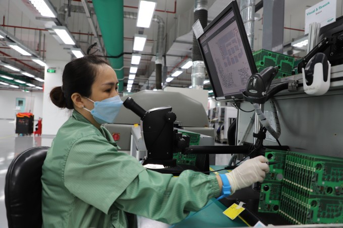 Công nhân Khu chế xuất Tân Thuận trong giờ sản xuất. Ảnh: Lê Tuyết