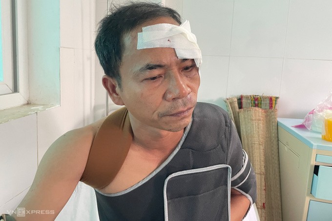 Ông Trần Văn Sơn đang điều trị tại Bệnh viện đa khoa tỉnh Kon Tum. Ảnh: Trần Hóa