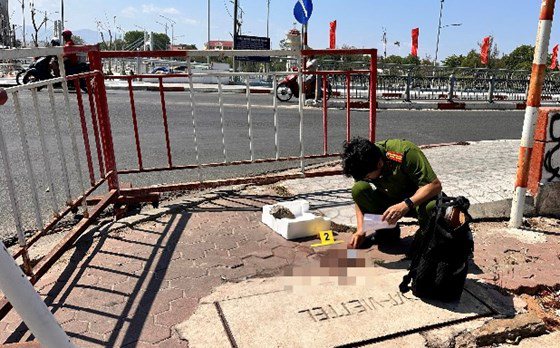 Công an khám nghiệm hiện trường nơi anh N.T.H ngã gục, đầu cầu Trần Hưng Đạo.