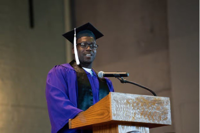 Mckinley phát biểu trong một chương trình của NPEP, tháng 11/2023. Ảnh: Monica Wnuk/NPEP