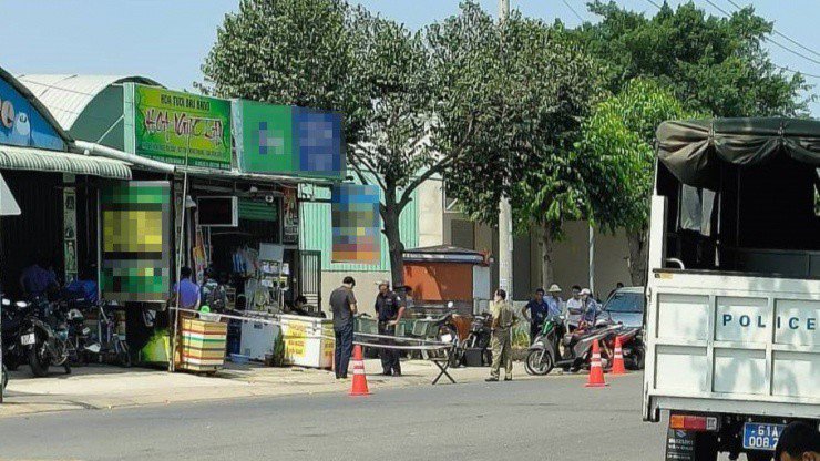 Lực lượng công an phong tỏa hiện trường để điều tra vụ việc nghi chồng giết vợ rồi tự tử