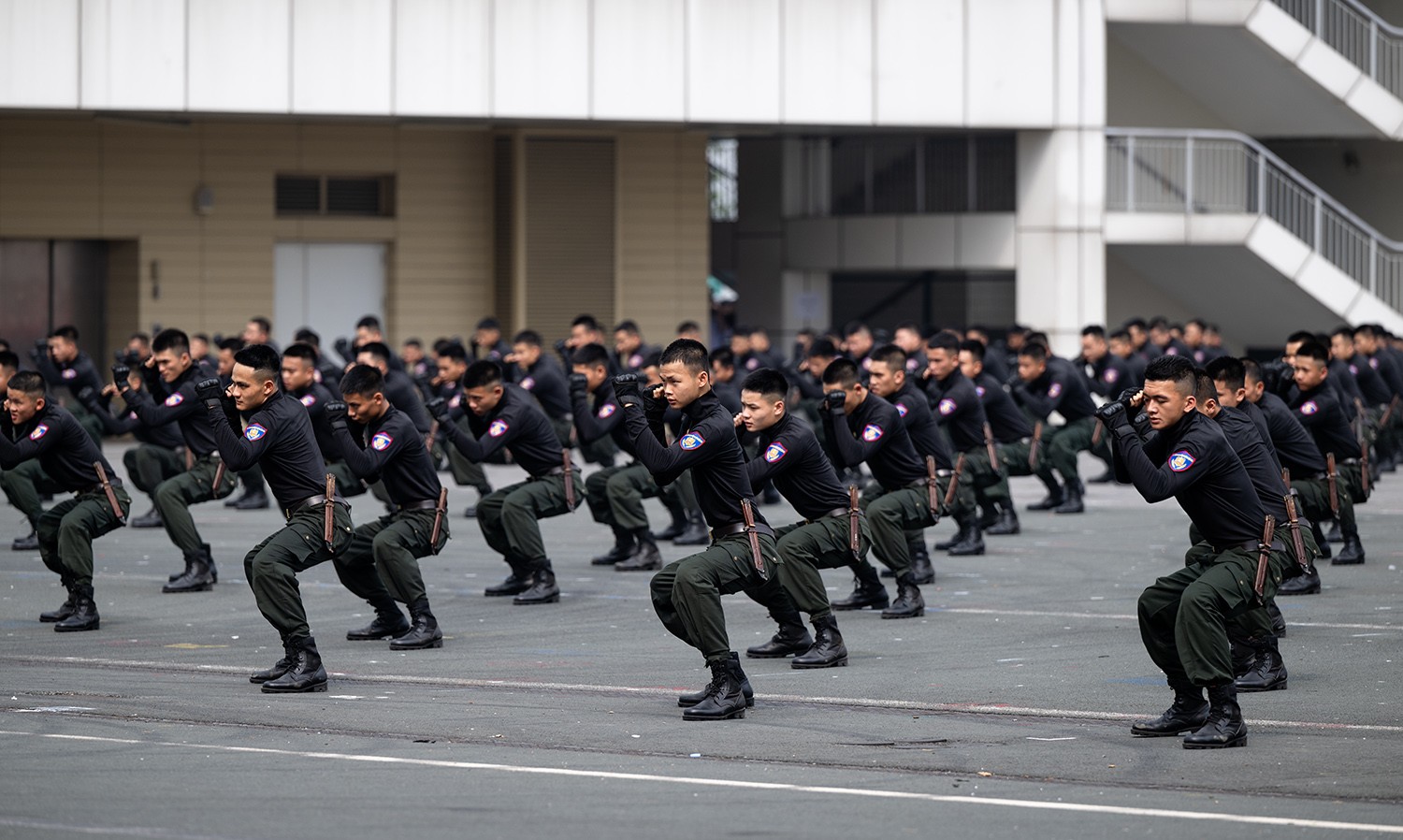 Mở đầu là bài quyền tay không 58 động tác, giúp cán bộ chiến sĩ kết hợp linh hoạt tay chân, kỹ thuật khống chế đối tượng ở cự ly gần cũng như trong không gian hẹp