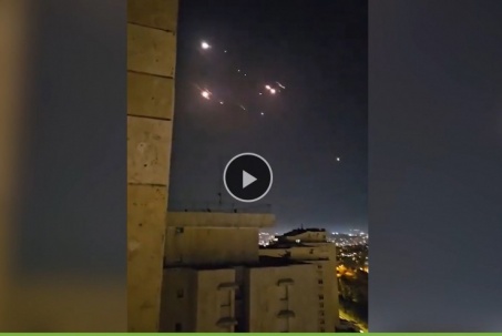 Video: Phòng không Israel bắn chặn UAV Iran rơi như mưa gần tòa nhà Quốc hội