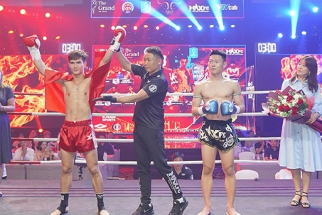 Nhà vô địch kickboxing Việt Nam hạ gục cao thủ Hàn Quốc chưa đầy 1 phút