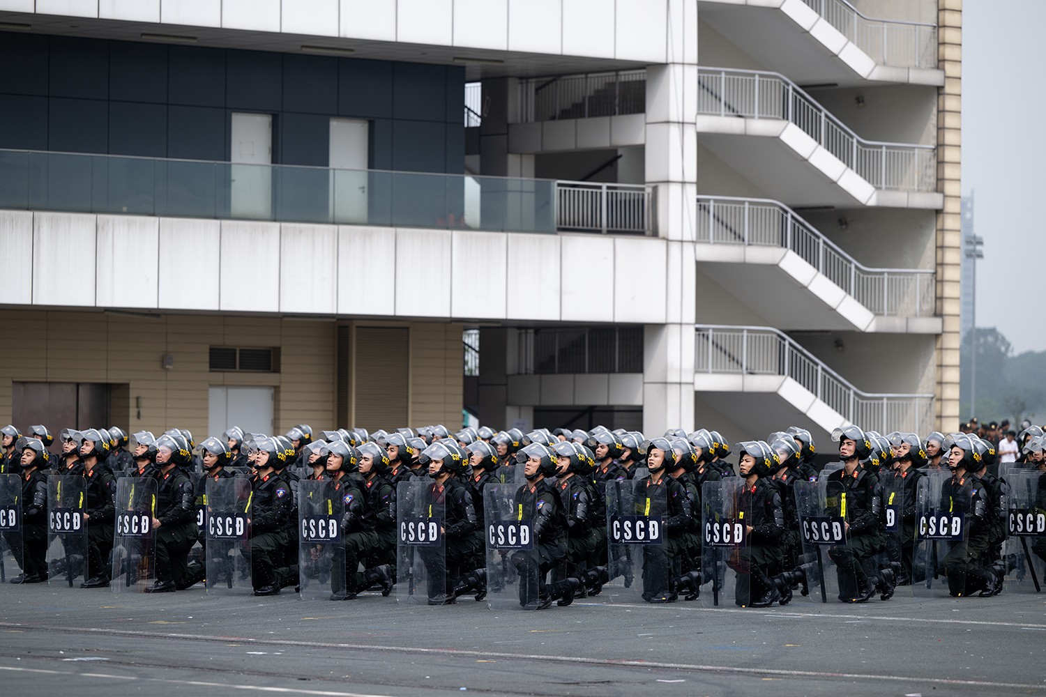 Dùi cui, lá chắn là những dụng cụ được trang bị cho cảnh sát cơ động nhằm ngăn chặn các đối tượng có hành vi bạo loạn, gây rối an ninh trật tự