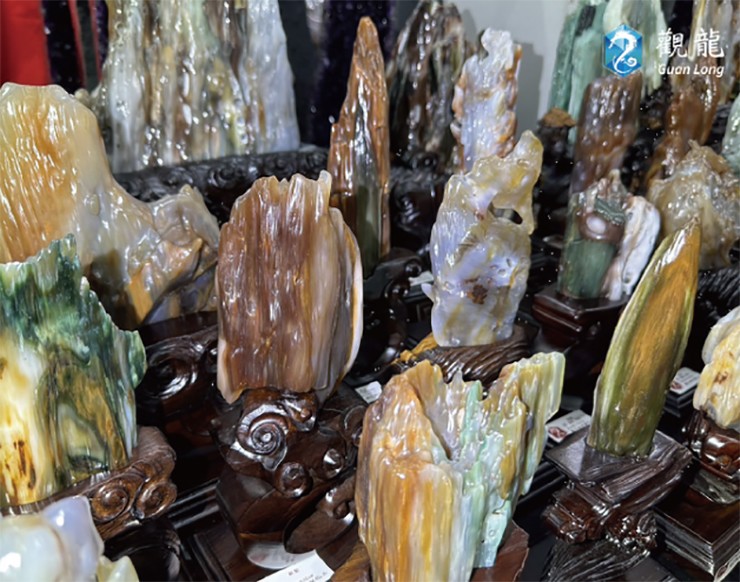 Gỗ hóa ngọc hiếm là bởi chúng chủ yếu đã tồn tại từ thời Triassic và Jurassic, khoảng từ 100 triệu đến 250 triệu năm trước.
