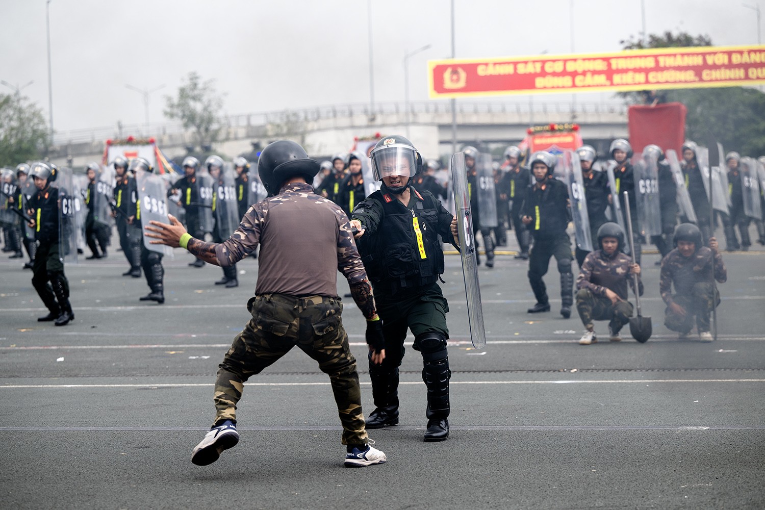 Kỹ năng sử dụng linh hoạt dùi cui và lá chắn là một trong những yêu cầu bắt buộc và cơ bản nhất của mỗi cán bộ chiến sĩ