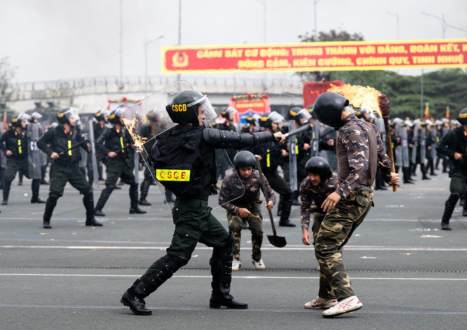 Mãn nhãn với màn biểu diễn khí công điêu luyện của cảnh sát cơ động - 8