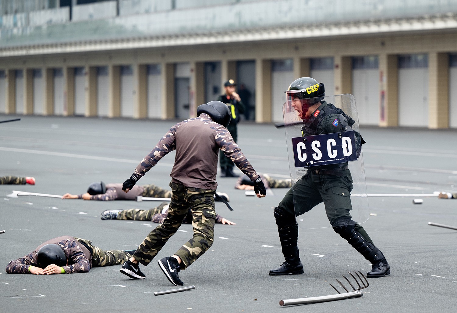 Bài quyền dùi cui lá chắn 33 động tác do 500 cán bộ chiến sĩ thực hiện