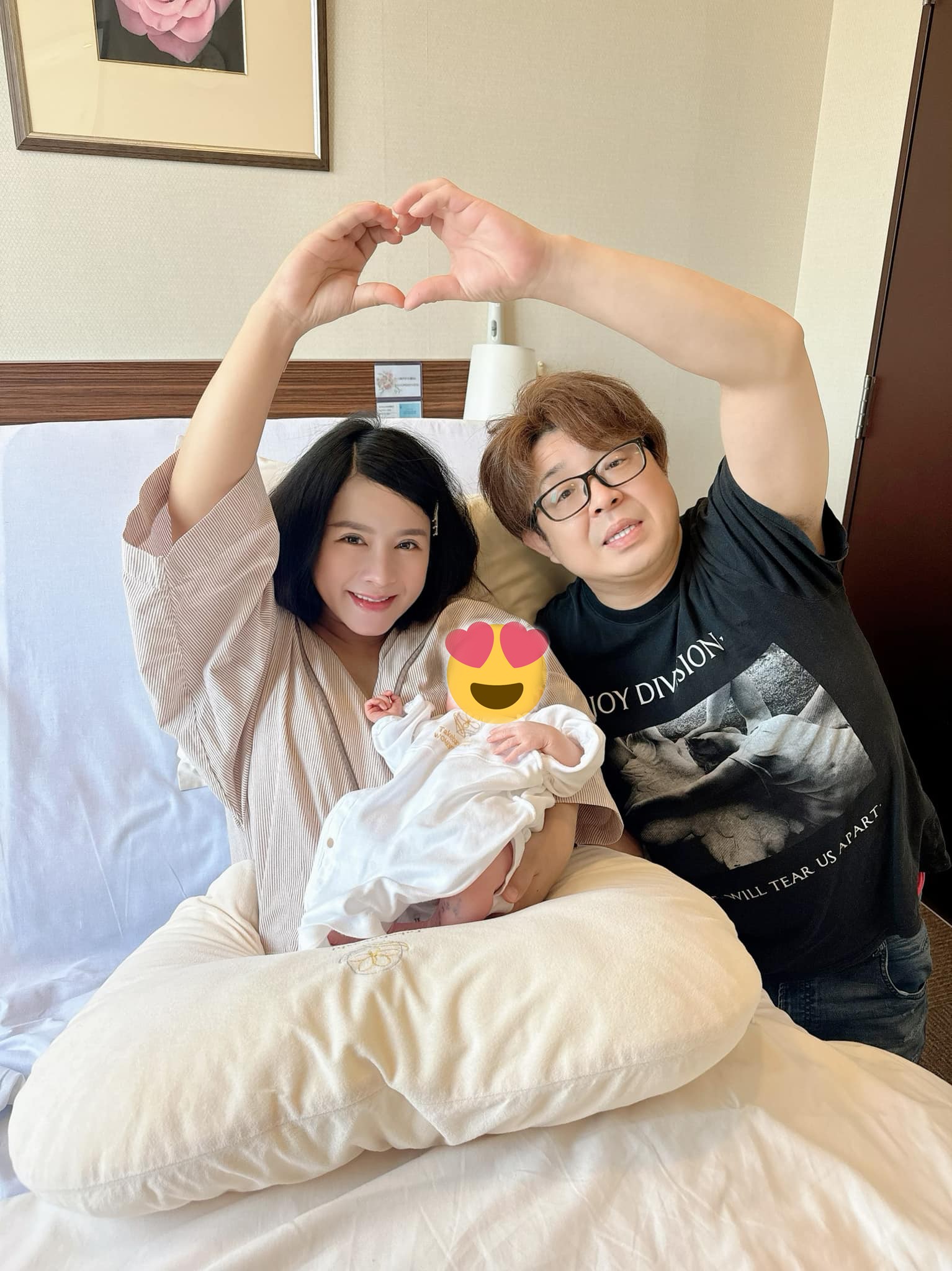 Bà Nhân Vlog và chồng người Nhật Bản chào đón con đầu lòng