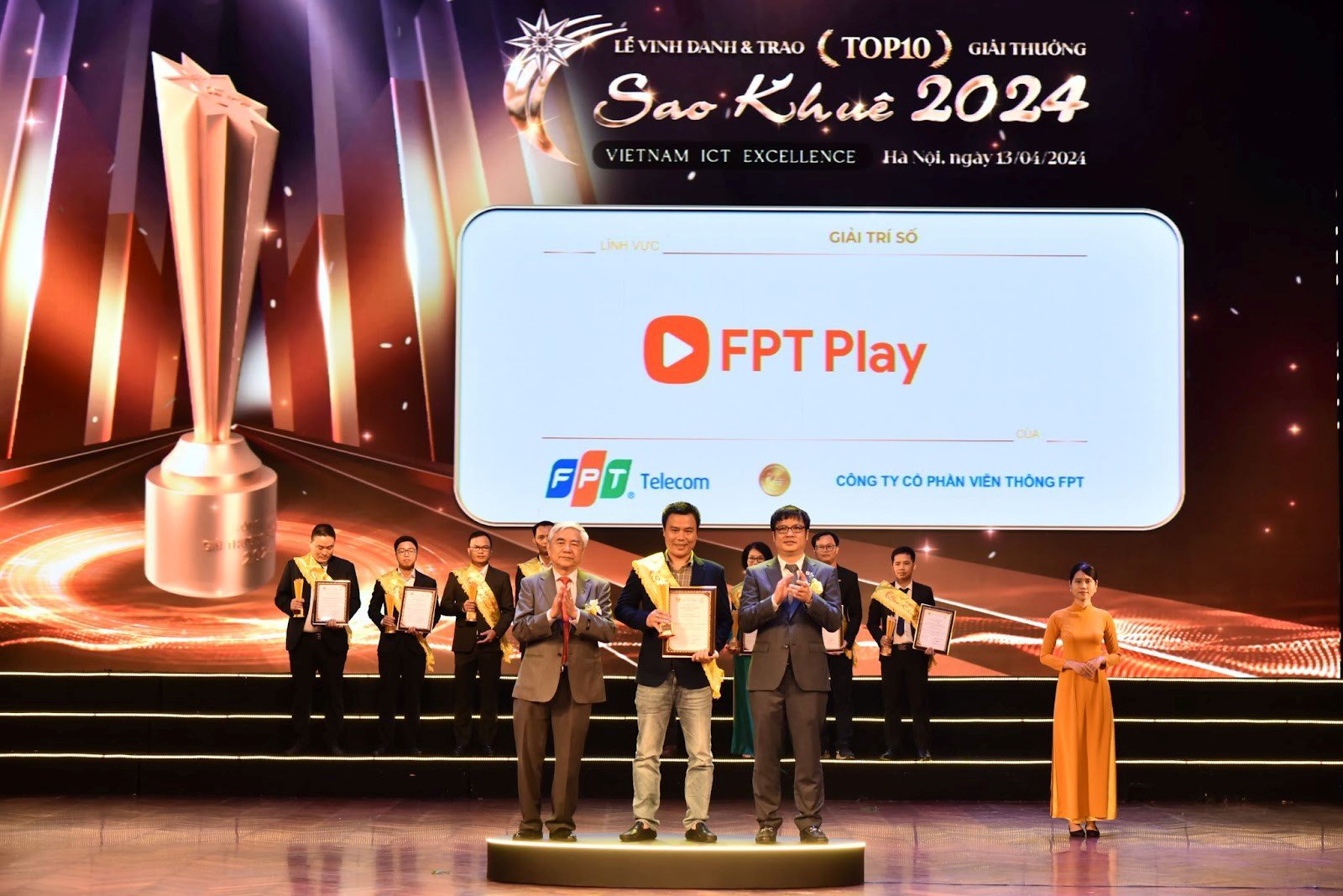 Ông Lê Thanh Bình - Giám đốc Kinh doanh Khu vực Hà Nội - Đại diện FPT Play lên nhận giải thưởng&nbsp;