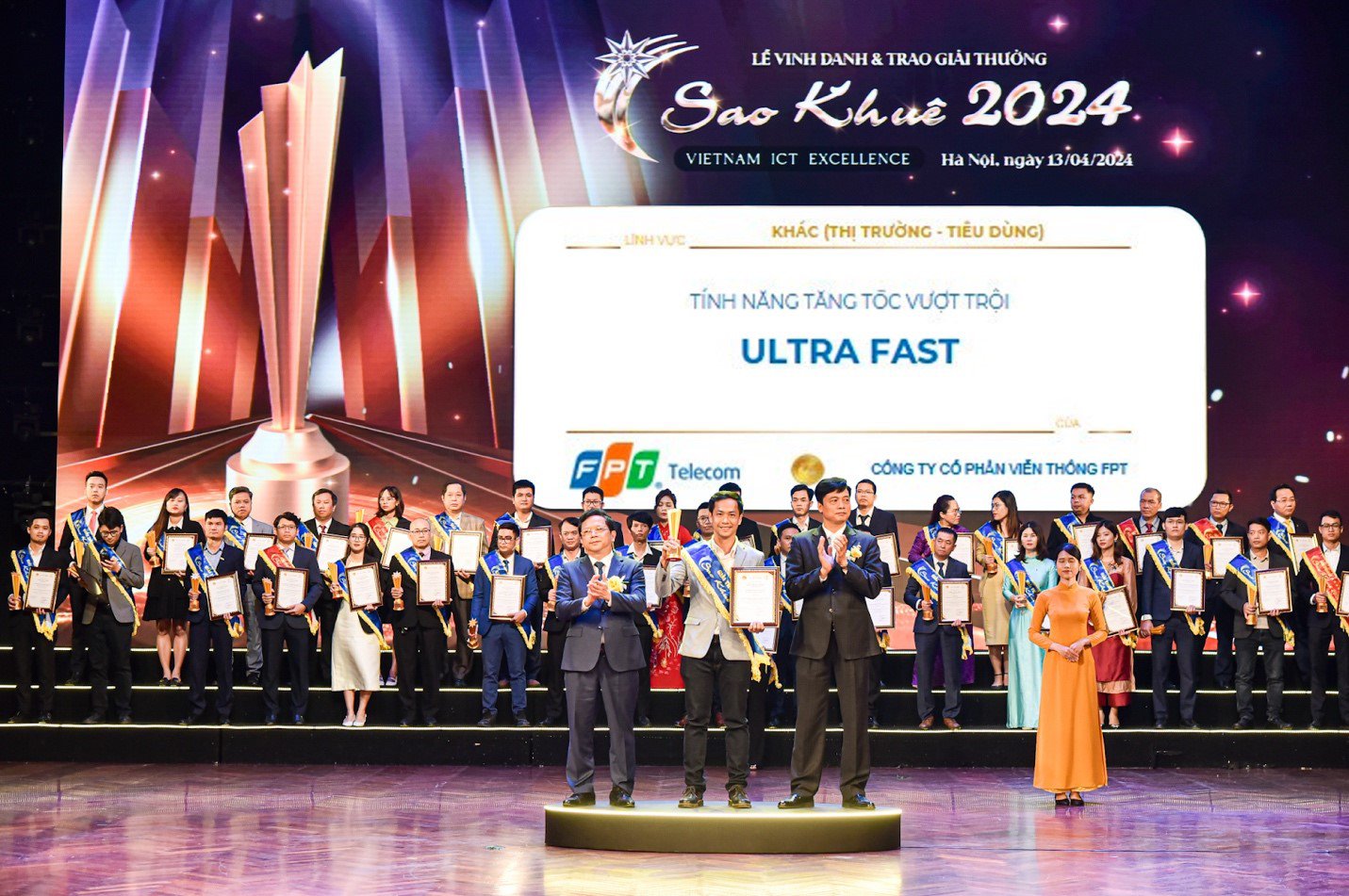 Ông Lương Duy Phương - Giám đốc Trung tâm Điều hành mạng lên nhận giải thưởng 