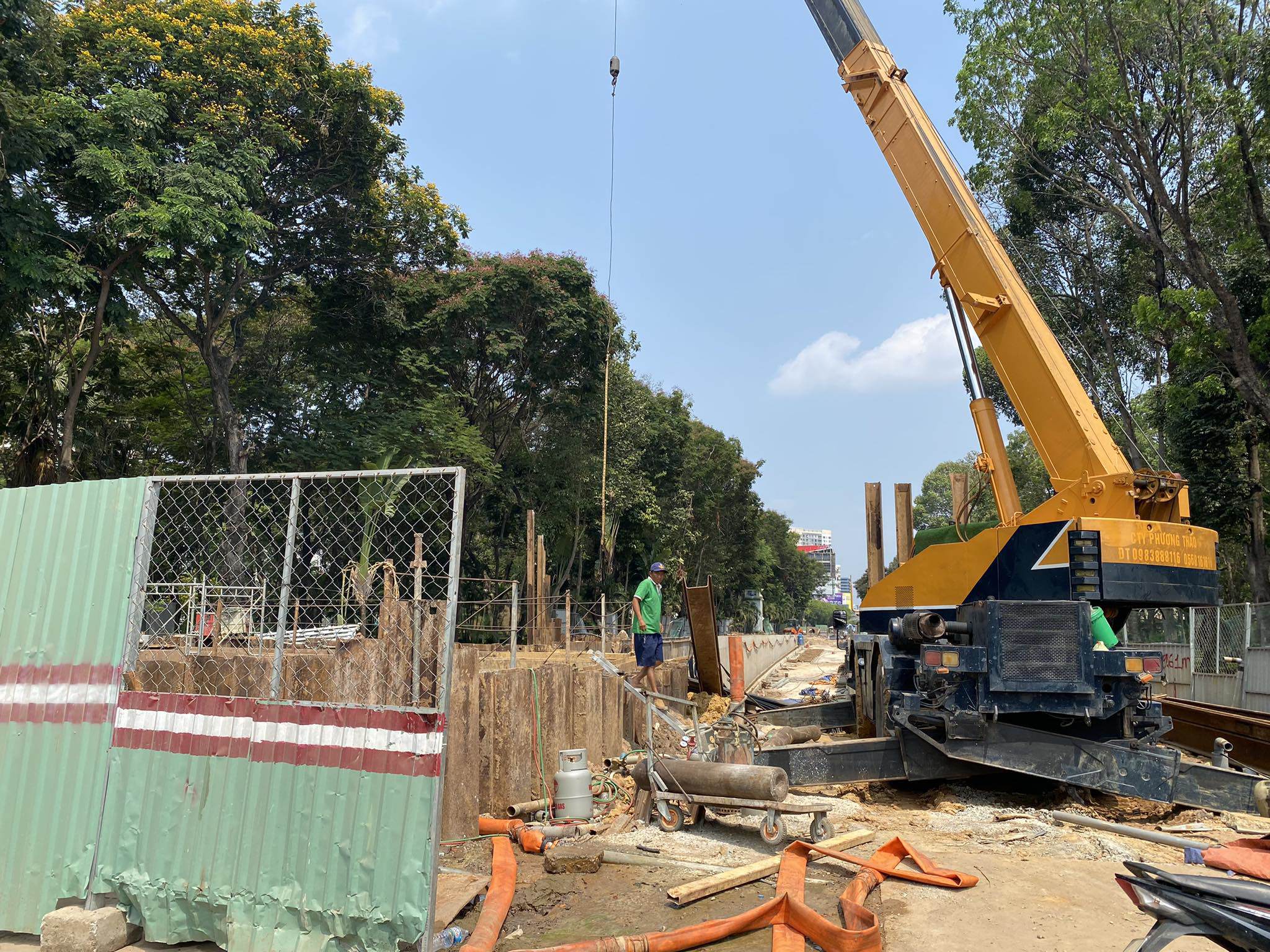 Hầm chui ở nút giao này thuộc dự án đường nối Trần Quốc Hoàn - Cộng Hoà sẽ được xây hoàn thiện trong thời gian từ tháng 6 tới cuối năm nay. Bên trong công trường, nhiều công nhân vẫn tất bật thi công, đẩy nhanh tiến độ dự án hầm chui.