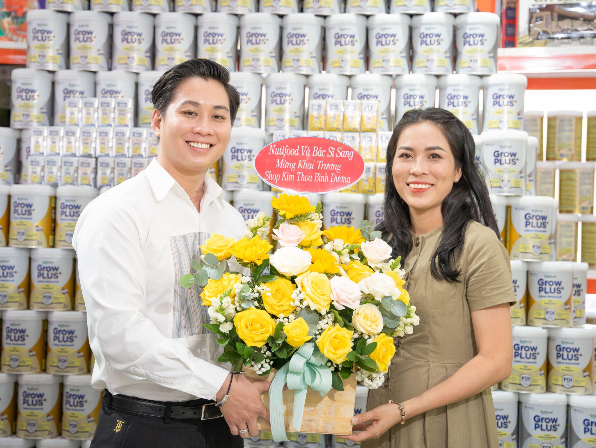 Nutifood và Chuyên gia Phan Thanh Sang chúc mừng Hệ thống sữa Kim Thoa khai trương chi nhánh mới tại Thủ Dầu Một, Bình Dương.