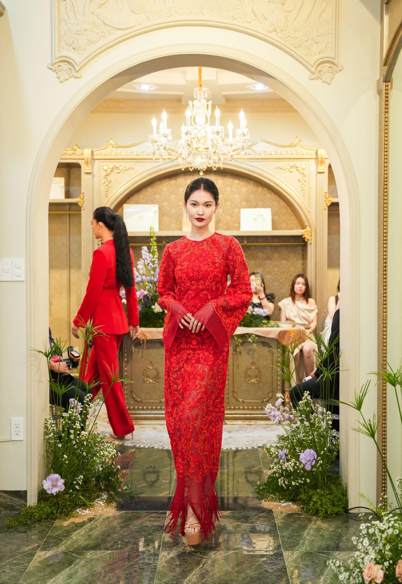 Thuỳ Dung - Á Hậu Hoa Hậu Việt Nam 2016 đảm nhiệm vai trò vedette trong nửa sau của chương trình - phần trình diễn liên hoàn các bộ sưu tập ứng dụng tại không gian trưng bày của thương hiệu. Những thiết kế được trình diễn trong khoảng cách gần giúp khách mời quan sát được chất liệu cao cấp &amp; sự tỉ mỉ cầu kỳ trong từng chi tiết.