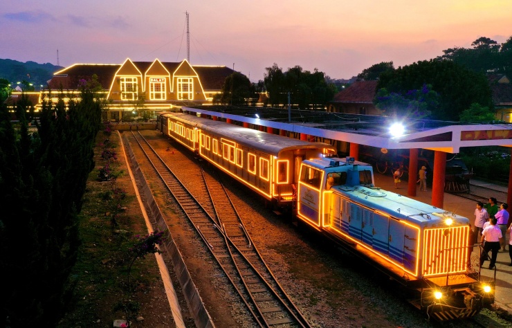 Tối 14-4, Tổng công ty Đường sắt Việt Nam khai trương chạy tàu du lịch đêm tuyến Đà Lạt - Trại Mát, lộ trình gần 7 km với tên gọi “Hành trình đêm Đà Lạt”
