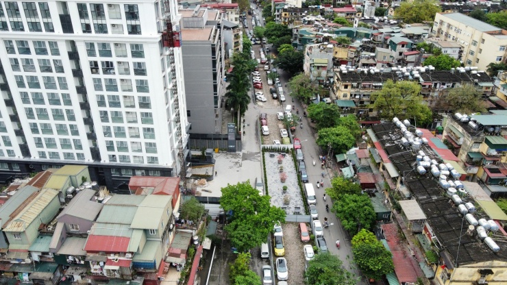 Theo ghi nhận, dự án nằm trên tuyến đường Nguyên Hồng thường xuyên xảy ra ùn tắc vào giờ cao điểm.