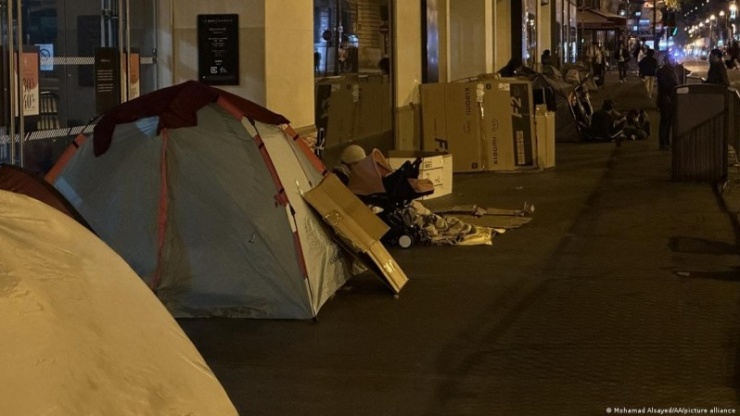 Ở Paris hoa lệ, không hiếm những lều tạm của người vô gia cư sống trên hè phố.