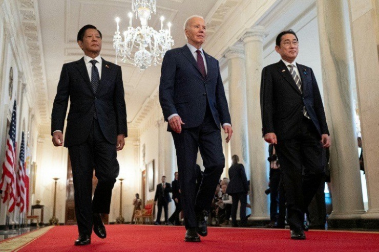 Tổng thống Mỹ Joe Biden (giữa), Thủ tướng Nhật Fumio Kishida (phải) và Tổng thống Philippines Ferdinand Marcos Jr tại thượng đỉnh ba bên Mỹ-Nhật-Philippines ở Nhà Trắng, thủ đô Washington D.C (Mỹ) ngày 11-4. Ảnh: REUTERS