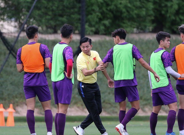 HLV Hoàng Anh Tuấn hướng dẫn các cầu thủ U23 Việt Nam tập luyện