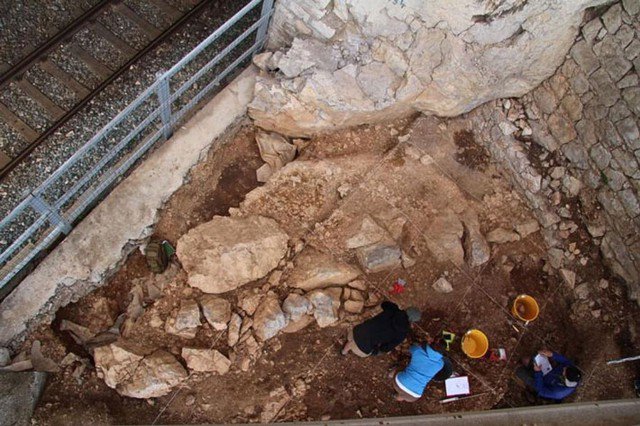 Cuộc khai quật di chỉ Riparo Bombrini ở Ý tiết lộ người Neanderthals cũng bố trí không gian sống như người hiện đại - Ảnh: ARCHOEALOGY MAGAZINE