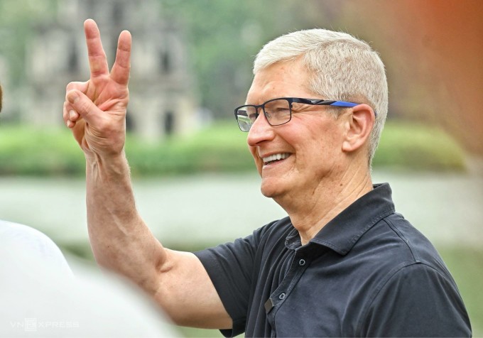 Tim Cook vui vẻ chào mọi người. Ảnh: Giang Huy