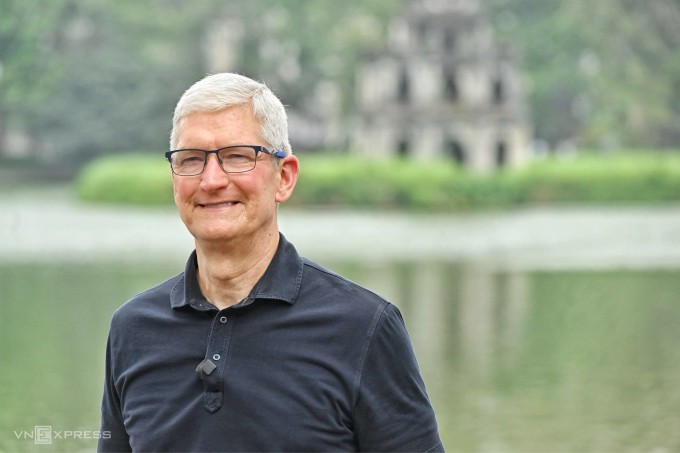 Tim Cook có mặt tại hồ Hoàn Kiếm lúc hơn 11h. Ảnh: Giang Huy