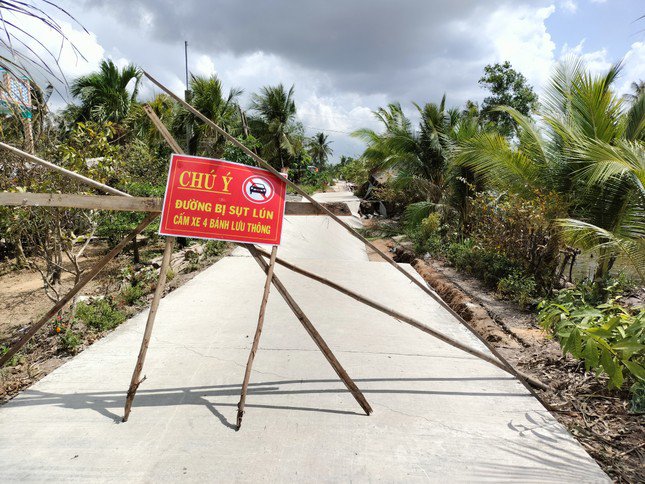 Sạt lở, sụt lún đất ở huyện Trần Văn Thời đã làm chia cắt giao thông, cuộc sống người dân bị đảo lộn.