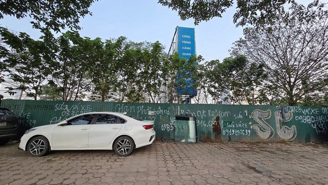 Đến nay công viên Phùng Khoang vẫn chưa thể đưa vào sử dụng do vướng giải phóng mặt bằng. Hiện toàn bộ được quây tôn kín, vỉa hè trở thành bãi đỗ xe tự phát.