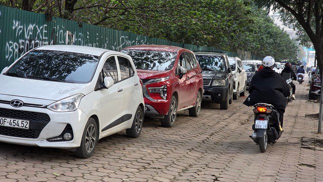 "Mặt tiền" phía đường Tố Hữu bị chiếm dụng thành bãi đỗ xe trái phép.