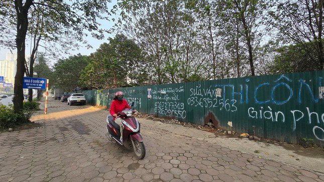 Cận cảnh công viên hồ điều hòa bỏ hoang 8 năm giữa Thủ đô - 4