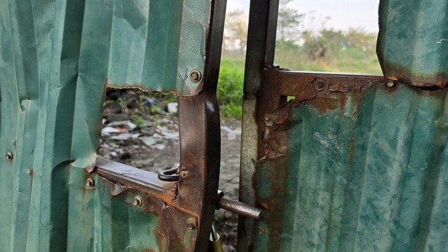 Lối vào chính luôn đóng kín, cổng sắt hoen gỉ theo thời gian.
