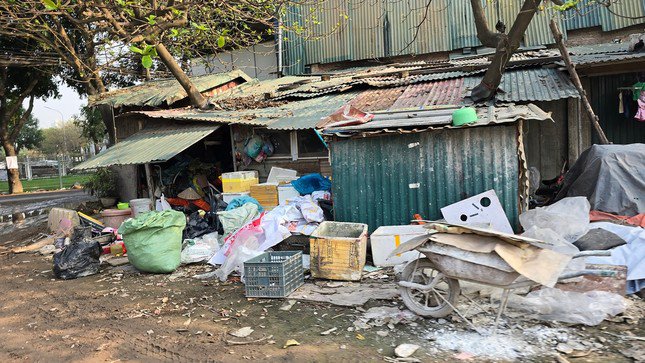 Cận cảnh công viên hồ điều hòa bỏ hoang 8 năm giữa Thủ đô - 8