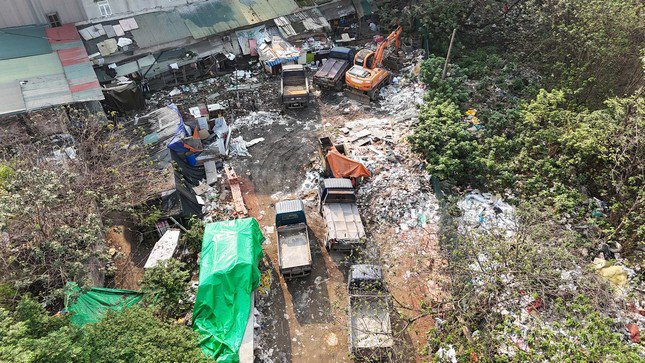 Khung cảnh nhếch nhác, ngổn ngang xung quanh khu vực dự án. Nhiều nơi trong công viên được biến thành xưởng cắt đá, tập kết rác thải và buôn bán vật liệu xây dựng.